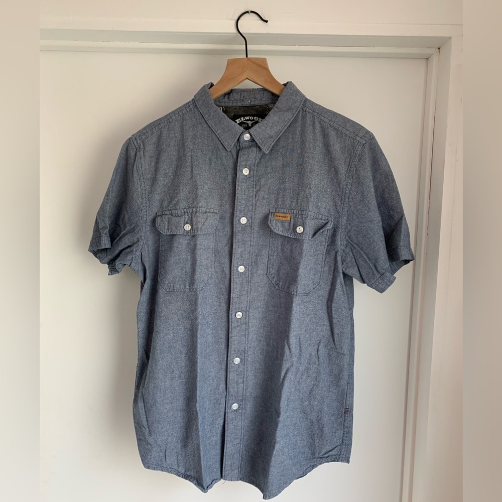 SOLD — Elwood Men’s Short Sleeve Button Down in Chambray Blue Size M